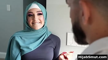 Gadis Muslim Muda Dilibatkan Pelatih Sepak Bola