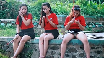 Mengintip Rok Pendek Cewek Genit Saat Memancing Bareng Teman-temannya