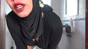 Wanita Biseksual Turki Yang Seksi Mengeluarkan Air Seni Dari Vaginanya Yang Berbulu