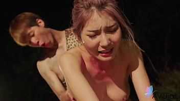 Gadis Tionghoa Li Zhiyan Digilir Habis-habisan Di Tengah Hutan Bersama Pria.