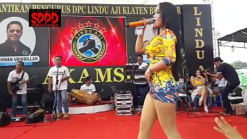 Tarian Erotis Indonesia – Sintya Riske Menari Liar Di Atas Panggung