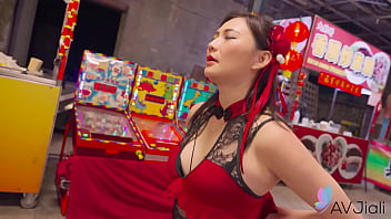 Gadis Tionghoa Mio Digoyang Di Pasar Malam.
