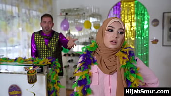 Gadis Muslimah Pemalu Mencoba Mengisap Pacarnya Untuk Pertama Kali