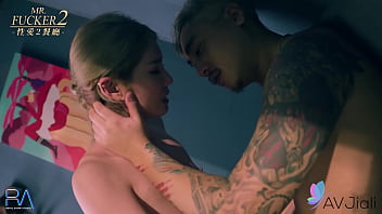 Li Zhiyan, Gadis Nakal Asal China, Beraksi Mesra Dengan Pelayan Di Bar.