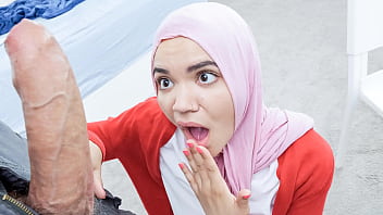 Adik Tiri Berhijab Rela Lakukan Apa Saja Demi Investasi Dari Kakak Tiri – Hijablust