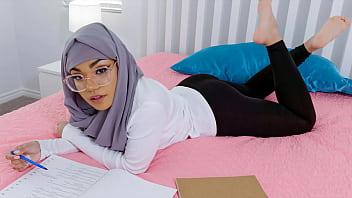 Kakak Tiri Bantu Adik Hijabnya Mencuri Perhatian Semua Cowok Di Sekolah – Hijablust