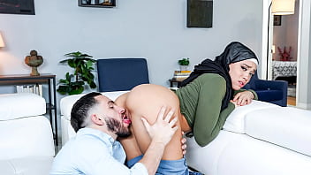 Langkah Nakal Kakak Tiri Mengajari Adik Berhijab Cara Memegang Kontol – Hijablust