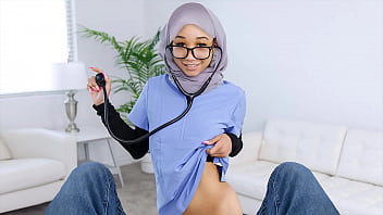 Perawat Berhijab Setuju Biarkan Pasiennya Bercinta Untuk Periksa Kinerja Seksualnya Secara Menyeluruh! – Hijablust