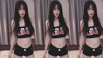 Gadis China Menari Dengan Tubuh Langsing Yang Memesona