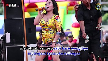 Tarian Erotis Indonesia – Dua Penyanyi Cantik Menari Liar Di Atas Panggung Dikelilingi Banyak Pria