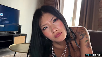 Dia Menangkap Adik Tiri Tiongkoknya Mengirim Foto Bugil!