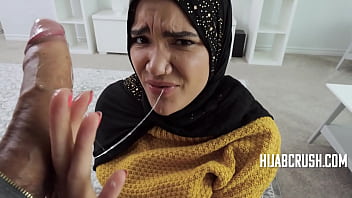 Gadis Berhijab Dipaksa Tunduk Pada Syarat Mesum Kakak Tiri – Naudi Nala