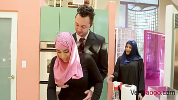 Putri Tiri Berhijab Yang Tertekan Mendapatkan Kontol Ayah