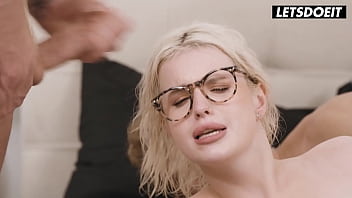 Dua Kakak Tiri Bergembol Menyodok Adik Tiri Seksi Mereka, Eliz Benson – Letsdoeit