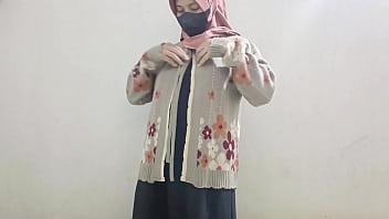 Perempuan Berhijab Memuaskan Nafsu Dengan Mentimun