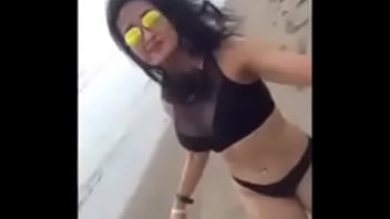Mahasiswa Berlari Di Pantai Dengan Tubuh Menggoda Dan Berkeringat Seksi