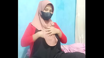 Gadis Berhijab Indonesia Memuaskan Nafsu Dengan Dildo Hingga Klimaks