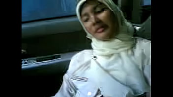 Jilbab Panas Di Dalam Mobil Yang Menggoda