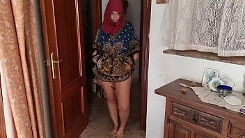 Perempuan Berhijab Dihardiki Pria Bule