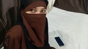 Mukanya Ditutup Tapi Pantatnya Dibuka Lebar, Dara Muslimah Ini Ngentot Dengan Adik Tirinya Yang Ganas