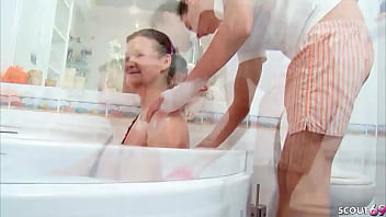 Gadis Manis Adik Tiri Menggoda Hingga Hamil, Dientot Dan Dikrempi Di Kamar Mandi