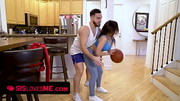 Si Cantik Berambut Cokelat Bergairah Dengan Bokong Menggoda Meminta Langkah Kakaknya Yang Bergairah Membantu Bermain Bola Basket