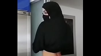 Perempuan Berhijab Montok Dengan Payudara Besar Melakukan Tarian Telanjang