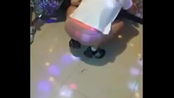 Nyanyian Mesra Di Ruang Karaoke, Gadis Cantik Melepas Celana Dalamnya