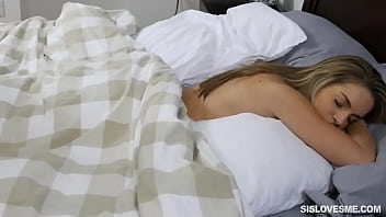 Kimmy Grang Terbangun Dengan Tubuh Basah Dan Lemas Setelah Digilir Habis-habisan Oleh Kakak Tirinya Semalaman.